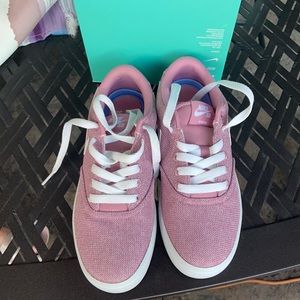 Women’s 6.5 Nike sneakers